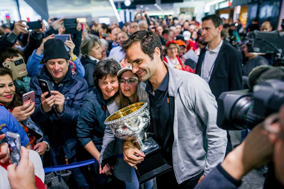 Roger Federer  atterrato all&#39;aeroporto di Zurigo con il trofeo conquistato agli Australian Open, il 20 Slam della sua carriera. Getty Images